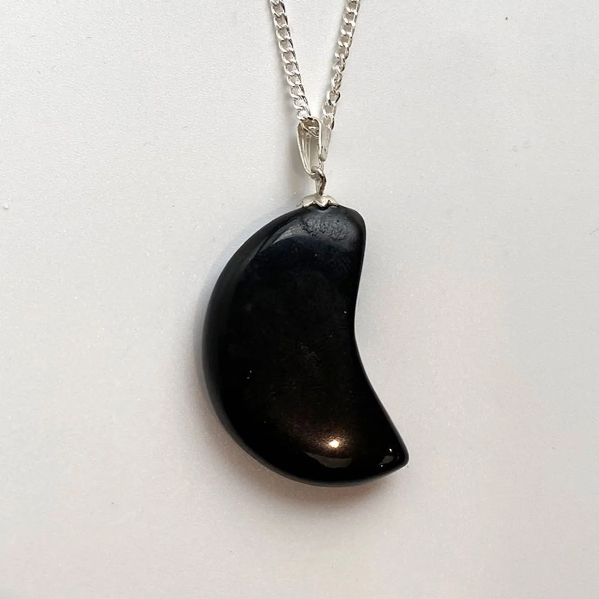 Riipus Kuu, Musta Akaatti