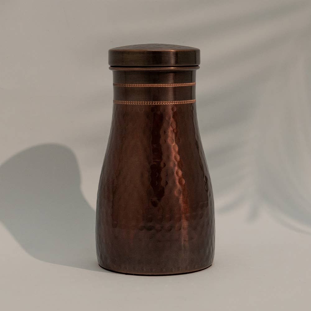 Karaff i rent koppar, hamrad, antik ± 950 ml – 315 g