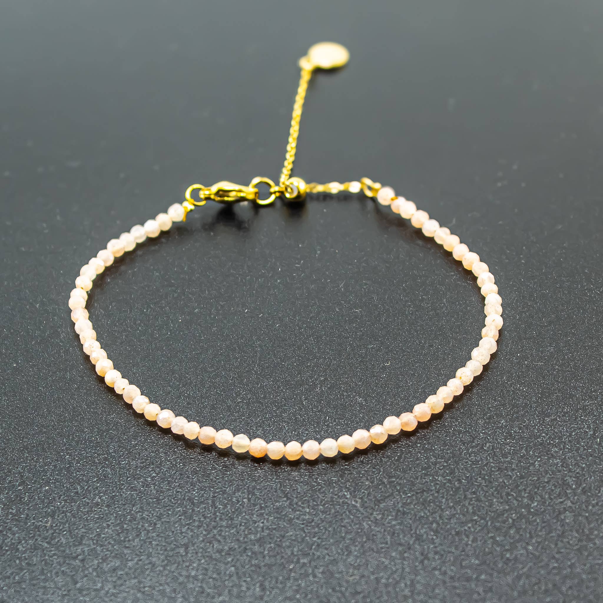 Rannekoru Persikka Kuukivi 4mm- fasettihiottu