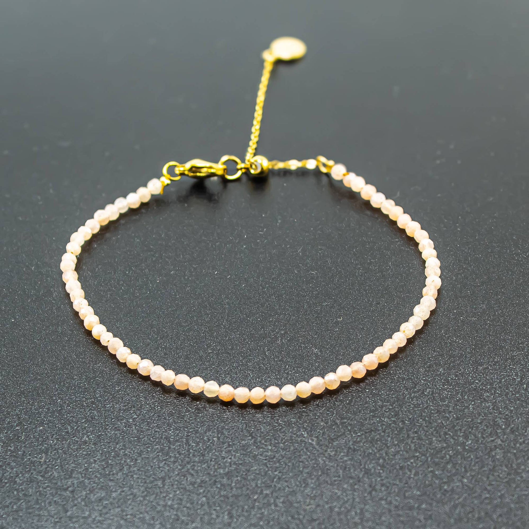 Rannekoru Persikka Kuukivi 4mm- fasettihiottu